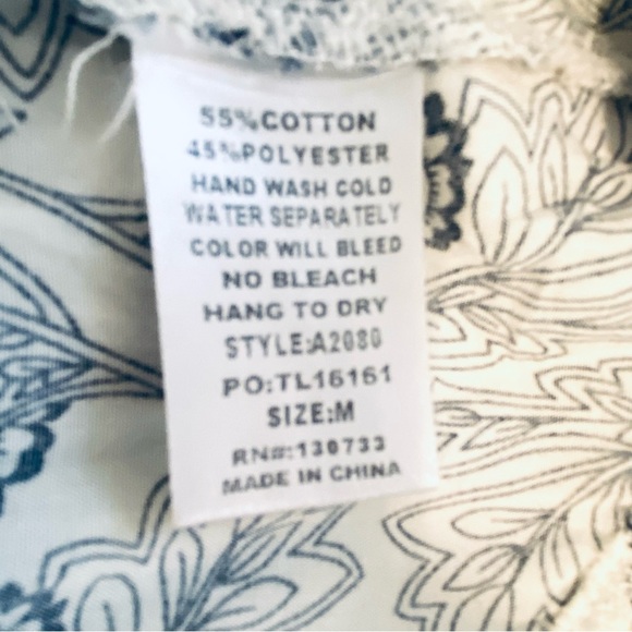 Umgee Navy Floral Boho Blouse Top Sharkbite Hem Bell Sleeve Crochet Womens Sz M - Picture 9 of 9